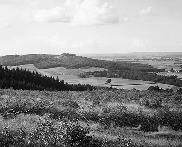 Blick vom Nordhang des Wiehengebirges östlich Neue Mühle nach Nordwesten in das Norddeutsche Tiefland - im Vordergrund der Limberg bei Preussisch Oldendorf