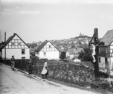Weg mit Kruzifix in Warstein - im Hintergrund: Stadtberg mit der "Alten Kirche" St. Pankratius und Sebastian, bis 1858 Pfarrkirche der Stadt.