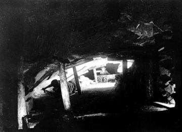 Schürfen von Kupfererz in einem kleinen Schurfstollen des Erzbergwerks Mansfeld bei Eisleben