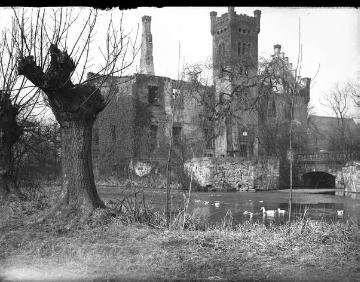 Ruine der Wasserburg Haus Wilbringen, Haupthaus mit Gräfte, seit 1918 verfallen, Aufnahme um 1930?