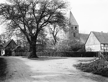 Weslarn: Ortsbild mit Dorflinde und ev. Pfarrkirche St. Urban, um 1930?