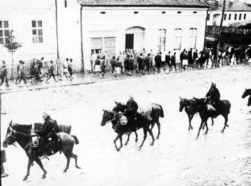 Kriegsschauplatz Serbien 1915: Österreichisch-ungarische Truppen und serbische Gefangene, Sabac bei Belgrad