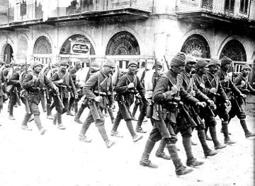 Kriegsschauplatz Osmanisches Reich um 1915: Türkisches Militär durchquert die Stadt Haleb (später Aleppo, Syrien)