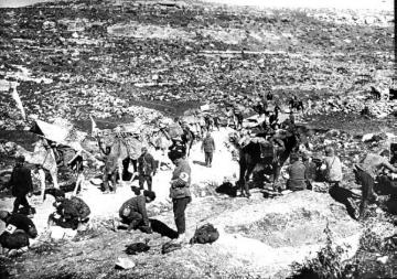Kriegsschauplatz Osmanisches Reich 1915: Türkisches Militär beim Aufbau eines Verbandsplatzes in der Wüste