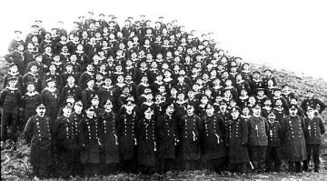 Marine im Ersten Weltkrieg: Besatzung der "S.M.S. Möve" mit  ihrem Kommandanten Graf zu Dohna-Schlodien, vermutlich März 1916 [Fotograf: Kloppmann]
