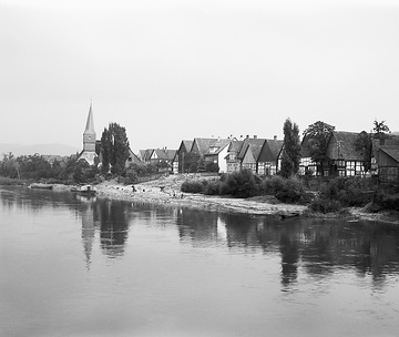 Blick über die Weser auf Heinsen