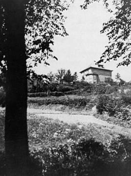 Blick vom Burggraben zum Haus des Fotografen auf der Hüffert