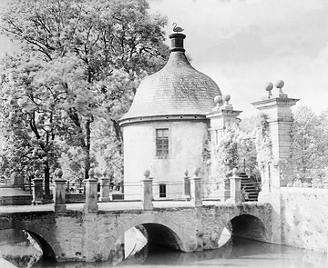 Schloss Vinsebeck: Der "Schwanturm" (Schlosskapelle) mit Gräftenbrücke, um 1930?