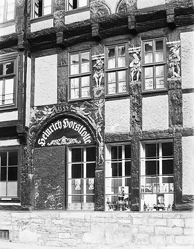 Höxter-Altstadt, Stummrige Straße 19: Fassadenpartie von Haus „Horst-Kotte“, wegen seiner geschnitzten Landsknechtdarstellungen auch „Landsknechthaus“. Undatiert, um 1920?