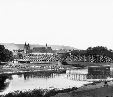 Kloster Corvey, ehem. Benediktinerabtei: Weserbrücke mit Blick zur St. Stepahnus und Vitus-Kirche