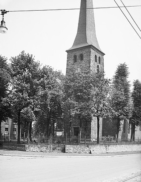 Ev. Pfarrkirche St. Dionysius in Kirchderne, romanische Hallenkirche, 1189 erstmals erwähnt