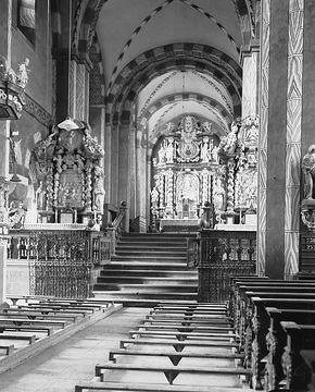 Neuenheerse: Chor und barocker Hochaltar der Pfarrkirche St. Saturnina