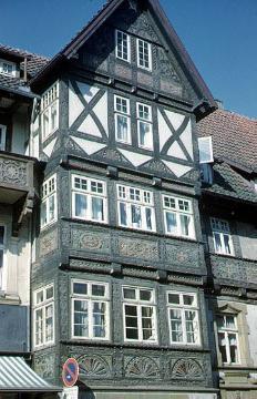 Reich verzierter Erker eines Fachwerkgiebelhauses aus dem 17. Jahrhundert