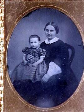 Clara Rinck, geb. Dahmen (1830-1902), mit ihrer Tochter, Ambrotypie