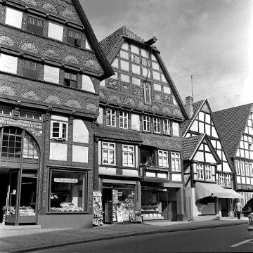 Fachwerkgiebelhäuser mit Schnitzornamentik in der Lange Straße aus dem 17. Jahrhundert