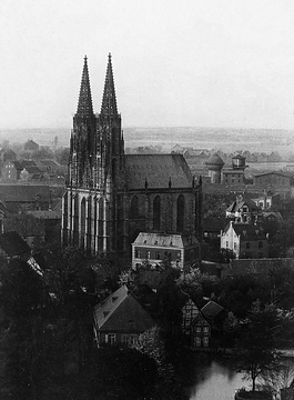 Stadtbild mit der Kirche St. Maria zur Wiese, Gotik, Turmhauben von 1874/75