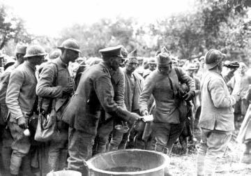 Kriegsschauplatz Somme (Frankreich) 1916: Französische Gefangene bei der Essensausgabe