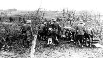 Kriegsschauplatz Cambrai (Frankreich) 1917: Infanteriegeschütz mit deutschen Soldaten