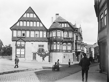 Höxter-Altstadt, Am neuen Markt (später Marktstraße 21): Alte Dechanei, erbaut im 16. Jh., vormals Stadtsitz der Adelsfamilie von Amelunxen, Weserrenaissance. Undatiert, um 1920?