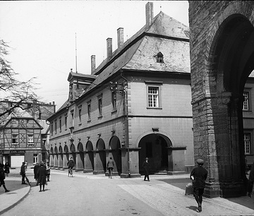 Rathaus mit Bogengang aus dem Jahre 1713, Aufnahmedatum der Fotografie ca. 1913.