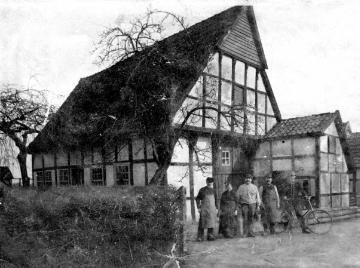 Westerkappeln in Ansichten von 1897: Bewohner vor ihrem Fachwerkhaus