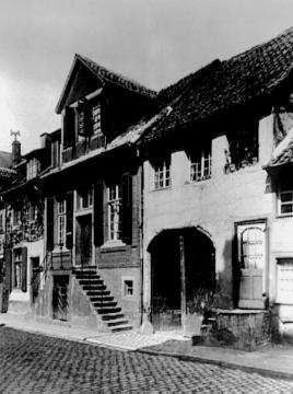 Wohnhaus an der Klosterstraß 40 (mit Freitreppe) und das Haus Nr. 43/44