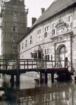 Schloss Raesfeld: Gräftenbrücke mit Eingangstor und dem sogenannten Sterndeuterturm
