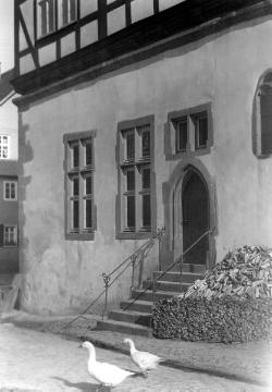 Grebenstein, Nordhessen, um 1940 (?): Mittelalterliches Nordportal des Rathauses, nach Zerstörung der Stadt im Dreißigjährigen Krieg mit aufgesetztem Fachwerkaufbau neu errichtet (Aufnahme undatiert)