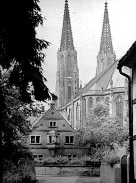 Blick auf Chor und Türme der evangelischen Pfarrkirche St. Maria zur Wiese