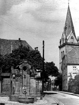 Kirchstraße, Neustadt, mit öffentlichem Brunnen und kath. Pfarrkirche St. Johannes-Baptist, um 1944