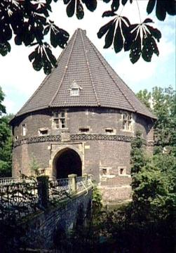 Schloss Bladenhorst, Torhaus mit Brücke