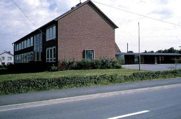 Katholische Volksschule Loevelingloh, Stirnseite des Hauptgebäudes und Schulhofteil