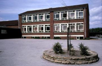 Paul-Gerhard-Schule, Altbau mit Schulhof