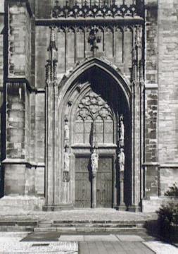 Das gotische Südportal der "Wiesenkirche" (ev. Pfarrkirche St. Maria zur Wiese)