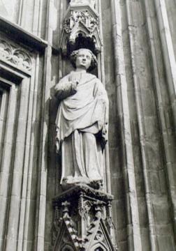 Heiligenfigur am Südportal der "Wiesenkirche" (ev. Pfarrkirche St. Maria zur Wiese)