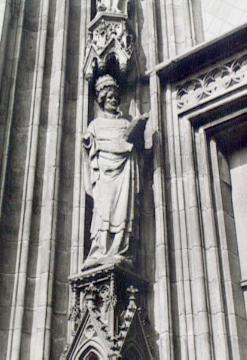 Papstfigur am Südportal der "Wiesenkirche" (ev. Pfarrkirche St. Maria zur Wiese)