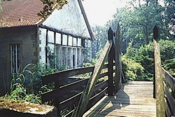 Haus Vorhelm: Ökonomiegebäude mit Holzbrücke