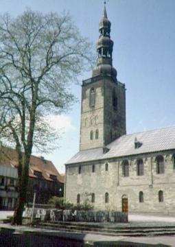 Seitenansicht der ev. Pfarrkirche St. Petri