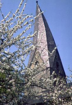Der schräge Turmhelm der ev. Kirche Alt-St.Thomae