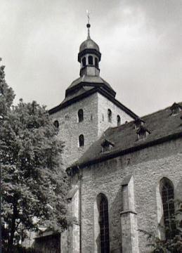 Kirche St. Saturnina in Neuenheerse: Turm und Langhauspartie der ehemaligen Stiftskirche