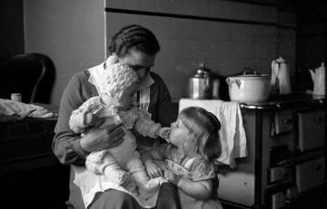 Frau Albersmeier mit Kindern in der Küche