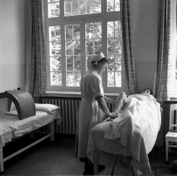 Westfälische Klinik für Psychiatrie Gütersloh: Patientin bei der Krankengymnastik, 1960.