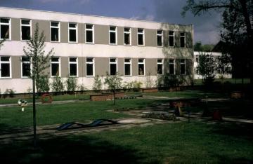 Westfälische Klinik für Psychiatrie Gütersloh: Krankengebäude mit Grünanlage und Minigolfplatz, 1974.