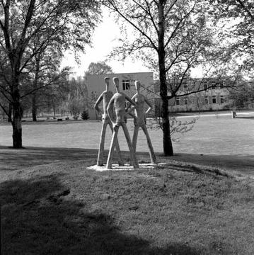 Skulptur "Drei Männer" im Park der Westfälischen Klinik für Psychiatrie Gütersloh