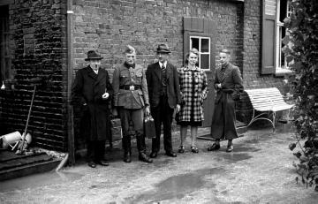 Soldaten im Heimaturlaub, Arbeitsdienstmann Ernst Büsken mit seinem Vater, Onkel Anton, der Cousine Hedwig und dem Vetter Herbert aus Bonn