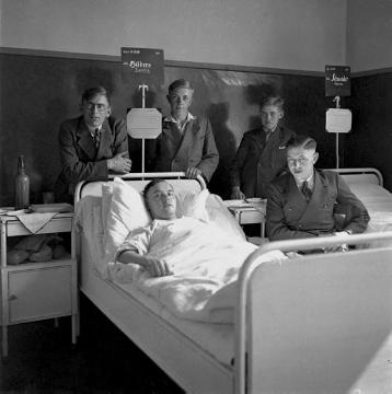 Am Krankenbett des Jungscharführers J. Hübers, hinter dem Bett links: der Raesfelder Fotograf Ignaz Böckenhoff