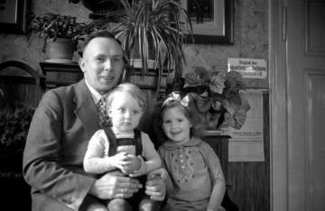 Familie Lehmbrock, genannt Möllers, wohnhaft am Brink, Vater mit Kindern