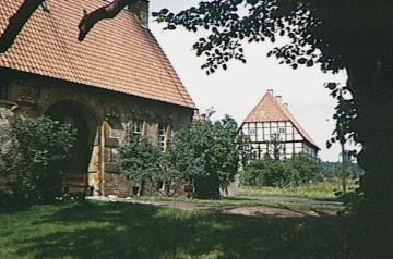 Haus Wehrburg: Partie des Torhauses von 1596 und Wirtschaftsgebäude der ehemaligen Wasserburg