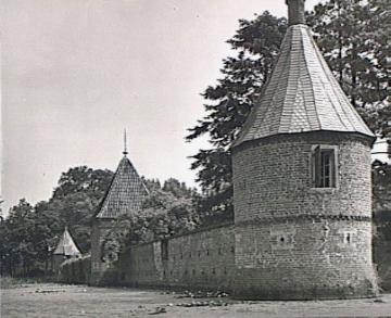 Haus Welbergen: Ringmauer der Vorburg mit drei Pavillons und Gräfte von Nordwesten