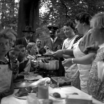 Sommerfest des NS-Kyffhäuserbundes im Tiergarten, Frauen beim Austeilen des Essens